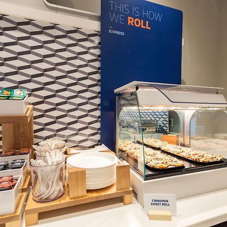 Holiday Inn Express & Suites Cedar Falls - Waterloo By Ihg エクステリア 写真