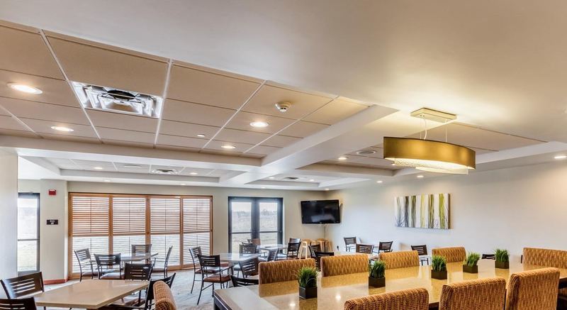 Holiday Inn Express & Suites Cedar Falls - Waterloo By Ihg エクステリア 写真
