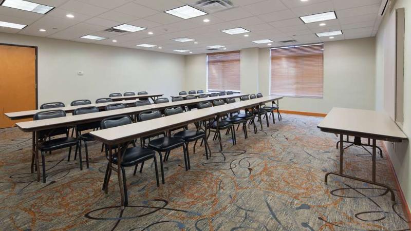 Holiday Inn Express & Suites Cedar Falls - Waterloo By Ihg エクステリア 写真