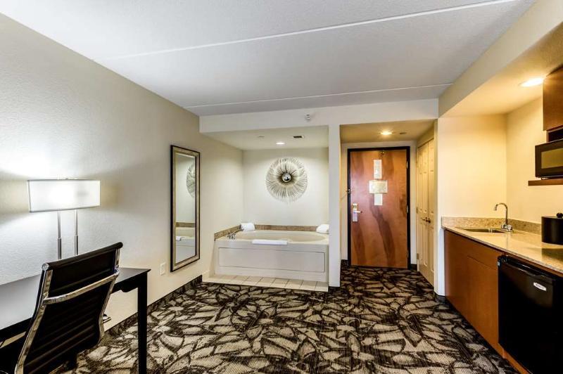Holiday Inn Express & Suites Cedar Falls - Waterloo By Ihg エクステリア 写真