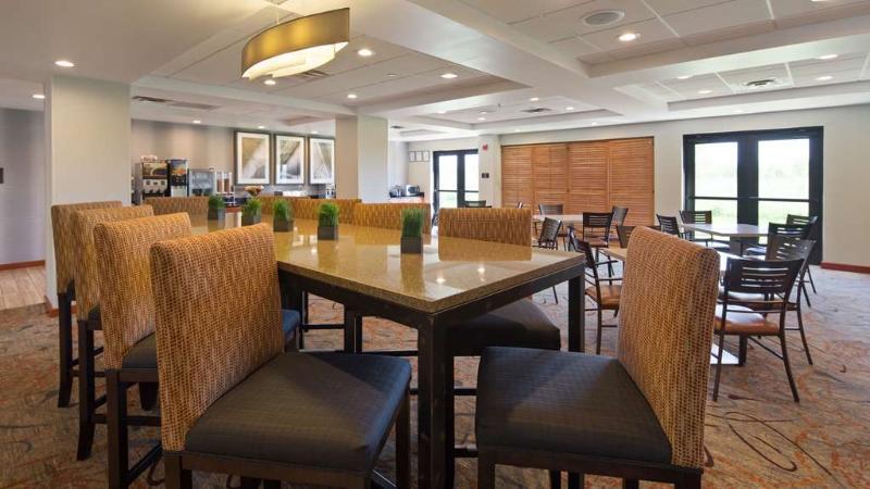 Holiday Inn Express & Suites Cedar Falls - Waterloo By Ihg エクステリア 写真