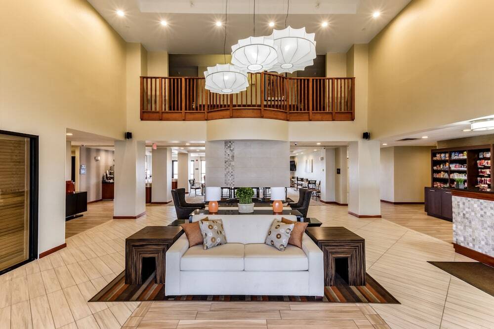 Holiday Inn Express & Suites Cedar Falls - Waterloo By Ihg エクステリア 写真