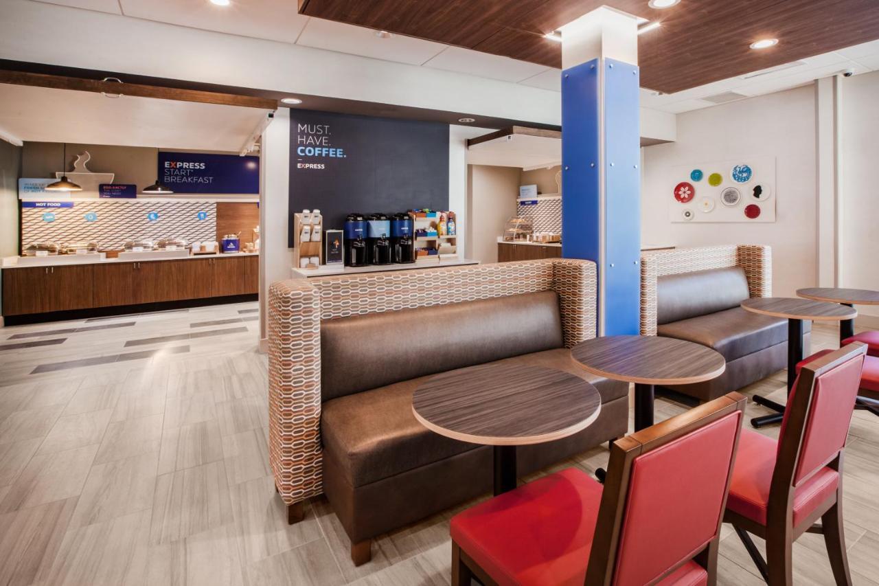 Holiday Inn Express & Suites Cedar Falls - Waterloo By Ihg エクステリア 写真