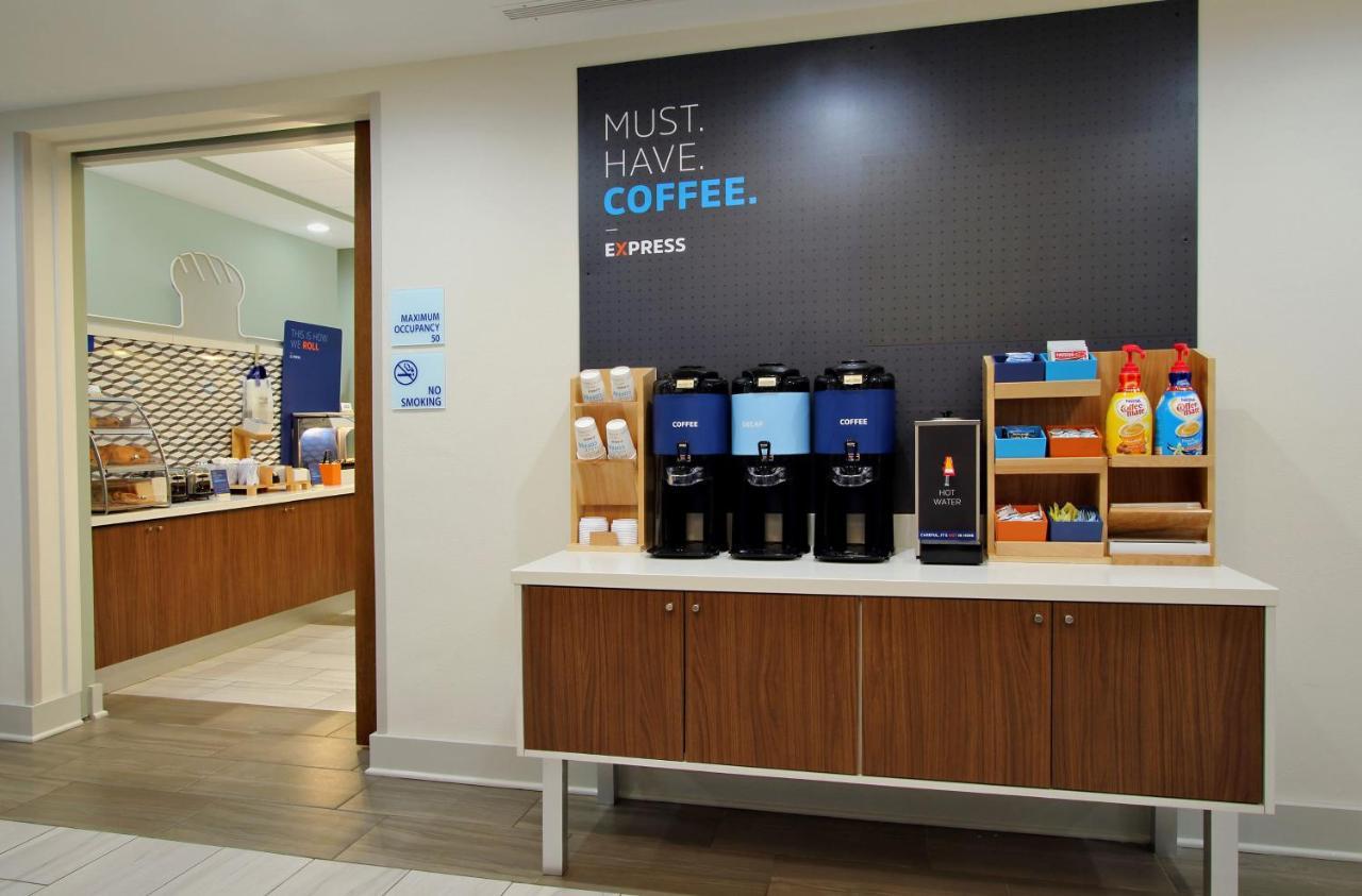 Holiday Inn Express & Suites Cedar Falls - Waterloo By Ihg エクステリア 写真